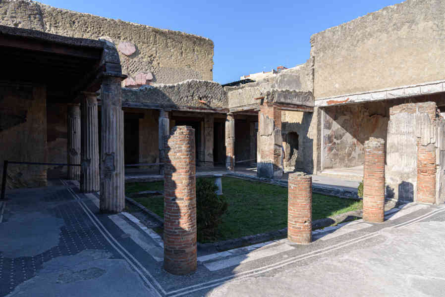 221 - Italia - Herculano - parque arqueológico de Herculano - Casa del Salón Negro.jpg
